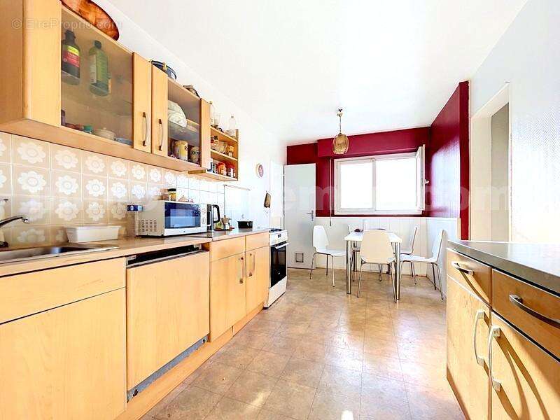Appartement_T3_Annemasse_belle_superficie_prox_frontière_Suisse_tram_Ceva_direction_GENEVE_Frontaliers_Salon_séjour_dégagement_Chambre_salle_de_bain_grand-balcon_ - Appartement à ANNEMASSE