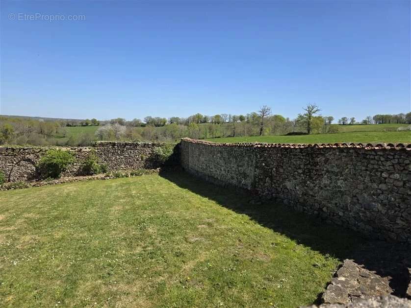 3 maisons rénovées avec 2 granges, 1km de Magnac Laval 87 - photo 40