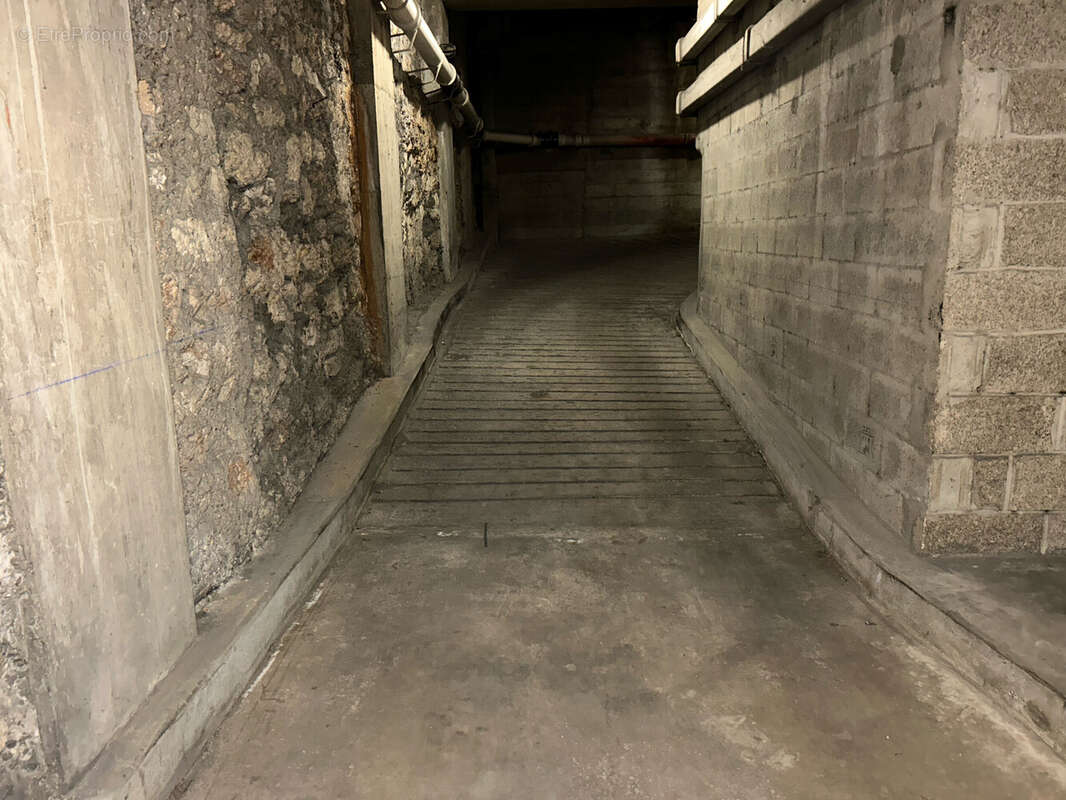 Parking à NEUILLY-SUR-SEINE