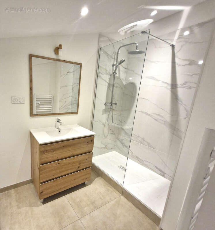 Appartement à SOLLIES-PONT