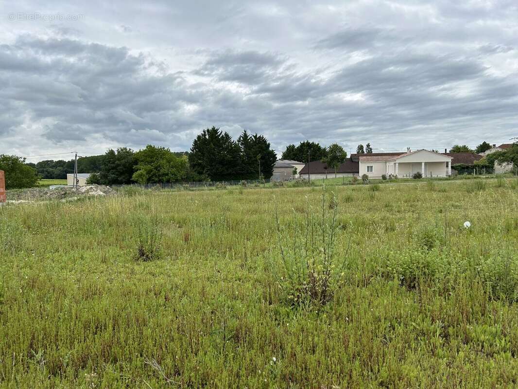 Terrain à bâtir de 2172 m² à SAINTE-LHEURINE (17) - photo 3