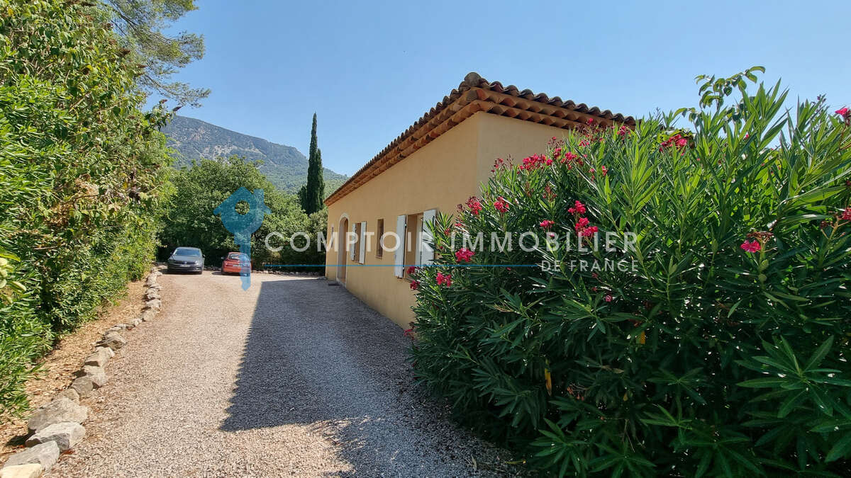 À VENDRE (83) - BARGEMON - Villa avec piscine et vue sur les collines - photo 12