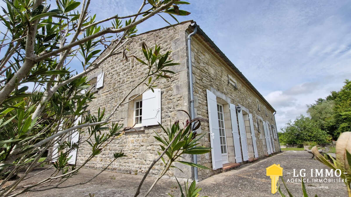 Maison à CHENAC-SAINT-SEURIN-D'UZET
