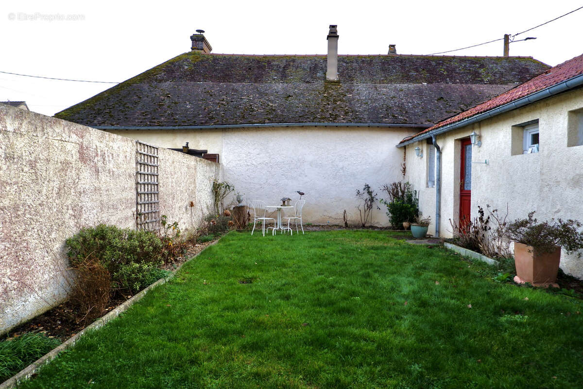 Maison à AUNAY-SOUS-CRECY