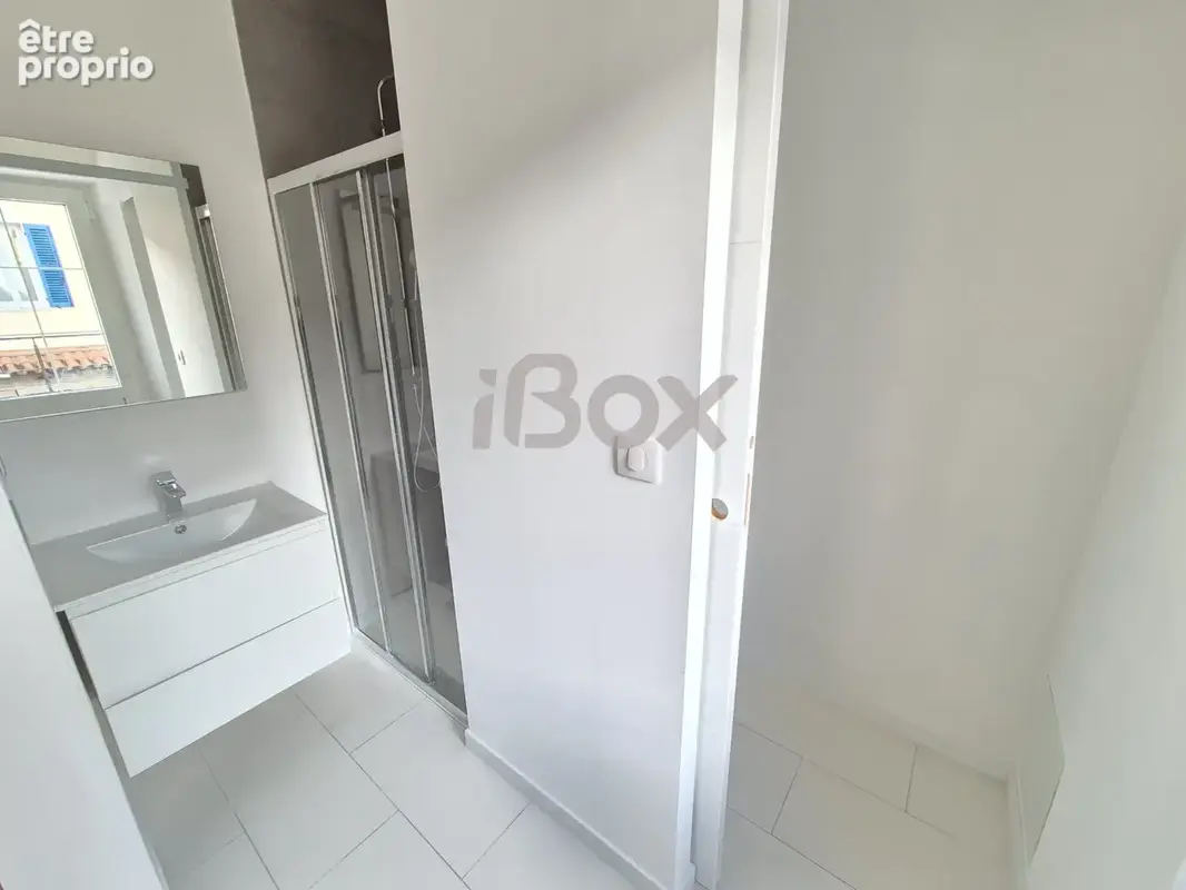 TOULON Saint Roch - Appartement T1 refait à neuf + place de parking privée dans petite copropriété de 6 lots. - photo 4