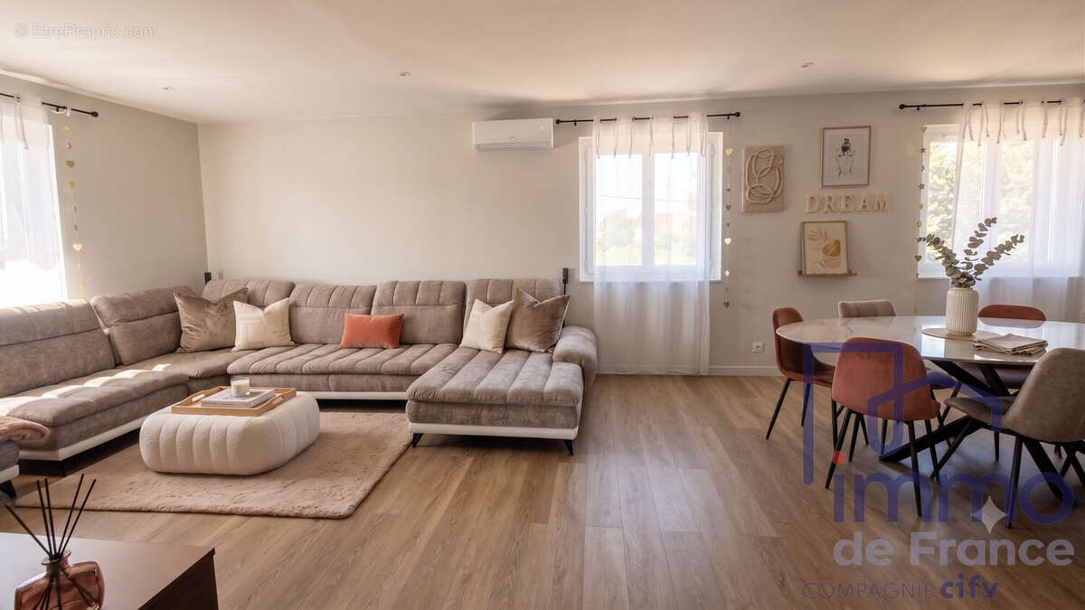 pièce de vie actuelle - Appartement à SAINT-JUST-SAINT-RAMBERT