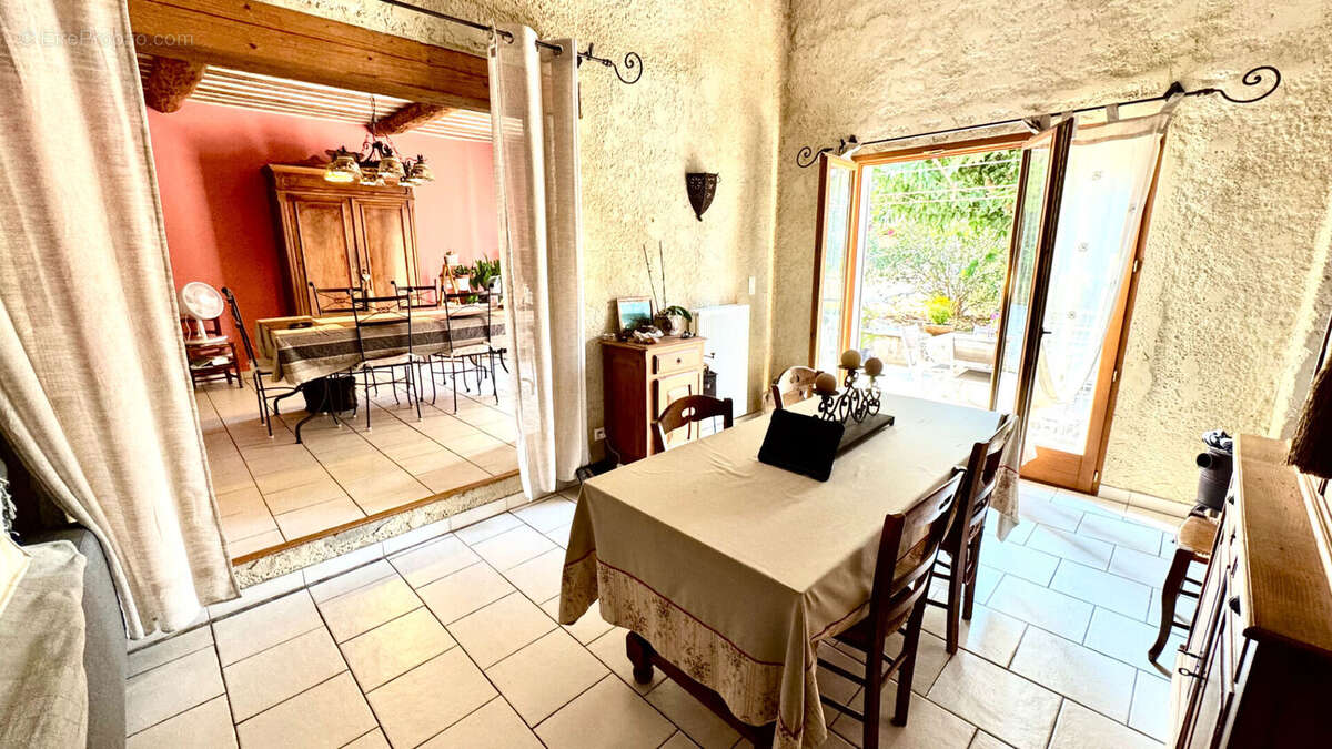 Mas avec piscine et dependances sur 1133 m² de jardin clos et arboré. - photo 7
