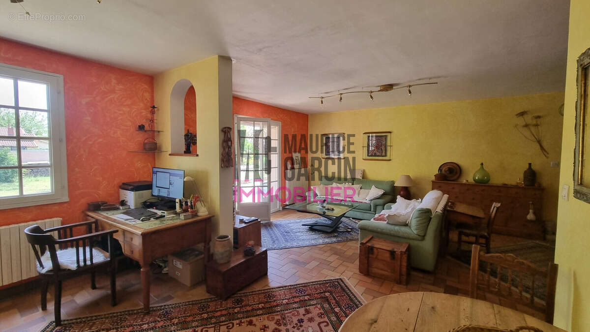 Maison à ENTRAIGUES-SUR-LA-SORGUE