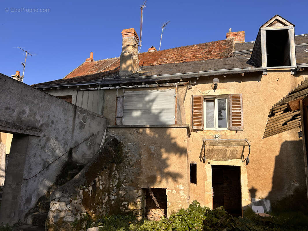 A VENDRE - Maison à rénover entièrement à Saint-Marcel - photo 14