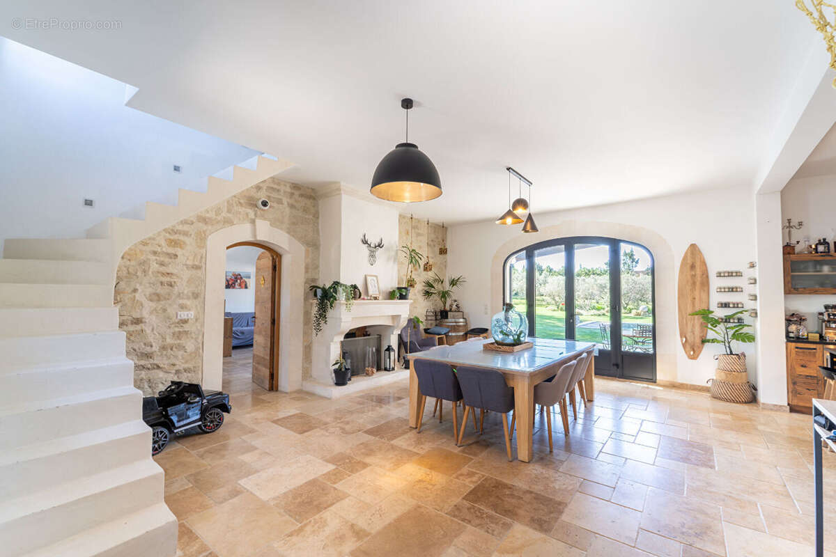 Maison à EYRAGUES