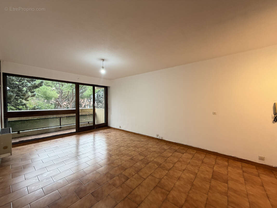 A vendre t3 avec balcon - aix sud - cave - parkings - photo 3