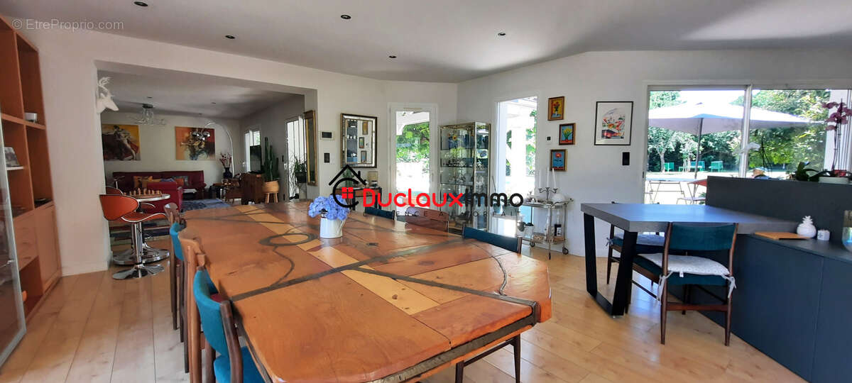 Grande maison individuelle de plain-pied avec piscine et vaste terrain arboré - photo 10