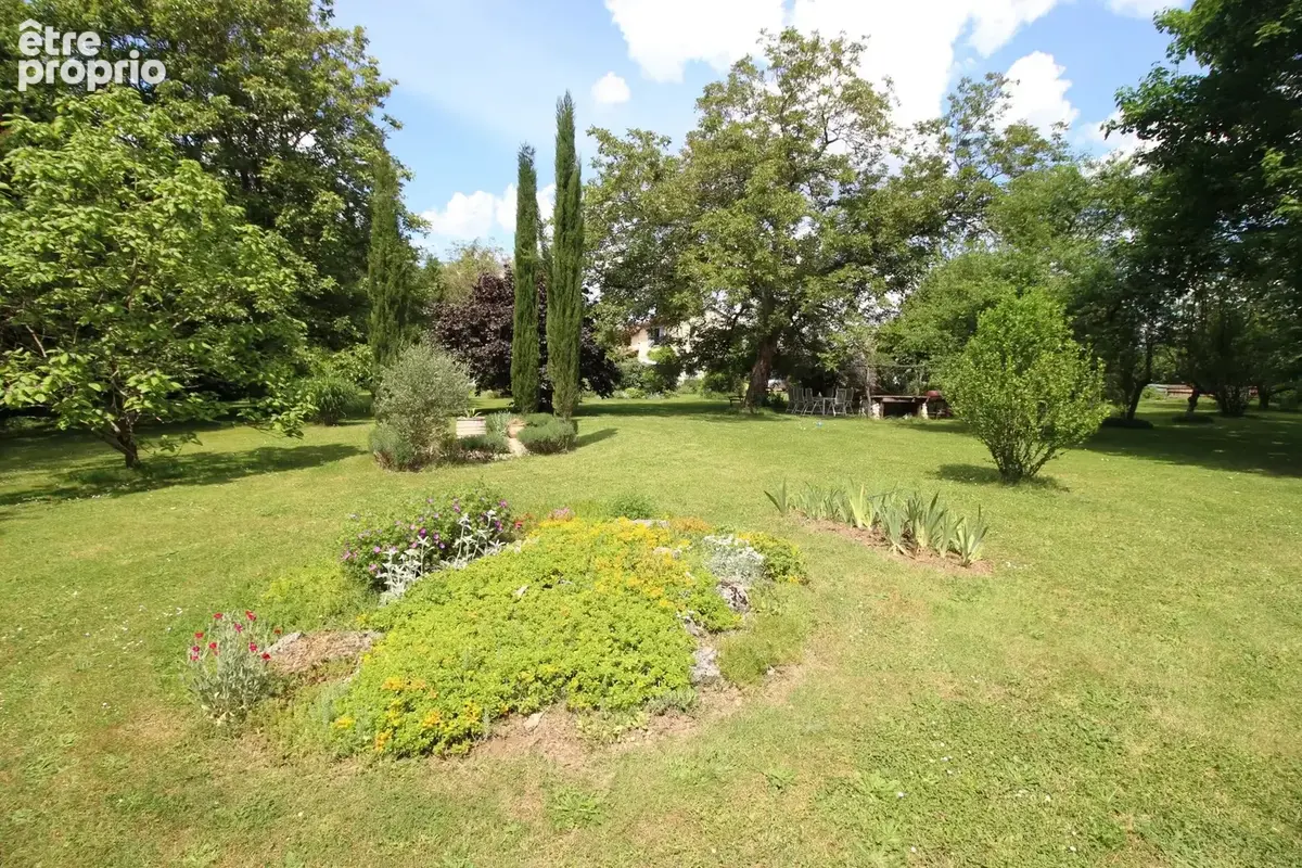 En bordure de village, maison indépendante de quatre chambres avec deux gîtes de deux chambres, grand jardin et piscine - photo 29
