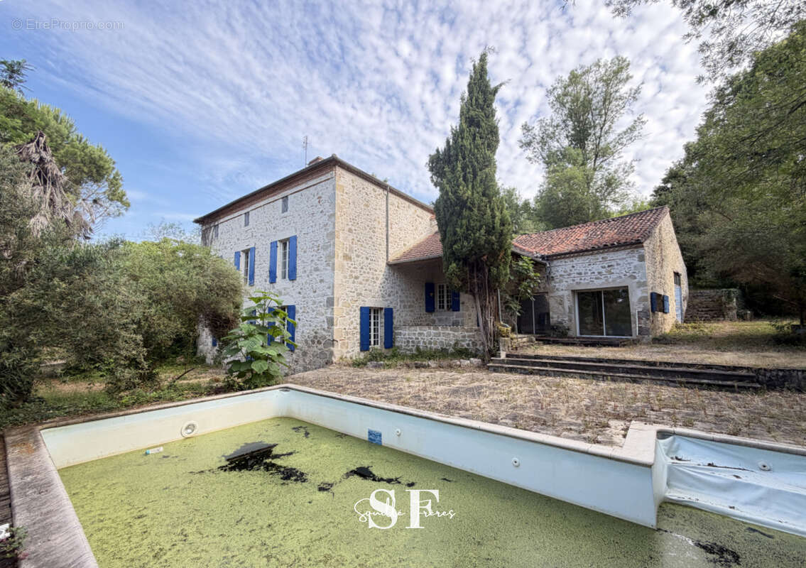 Saint hilaire de lusignan - maison  en pierres de caractere a renover - photo 2
