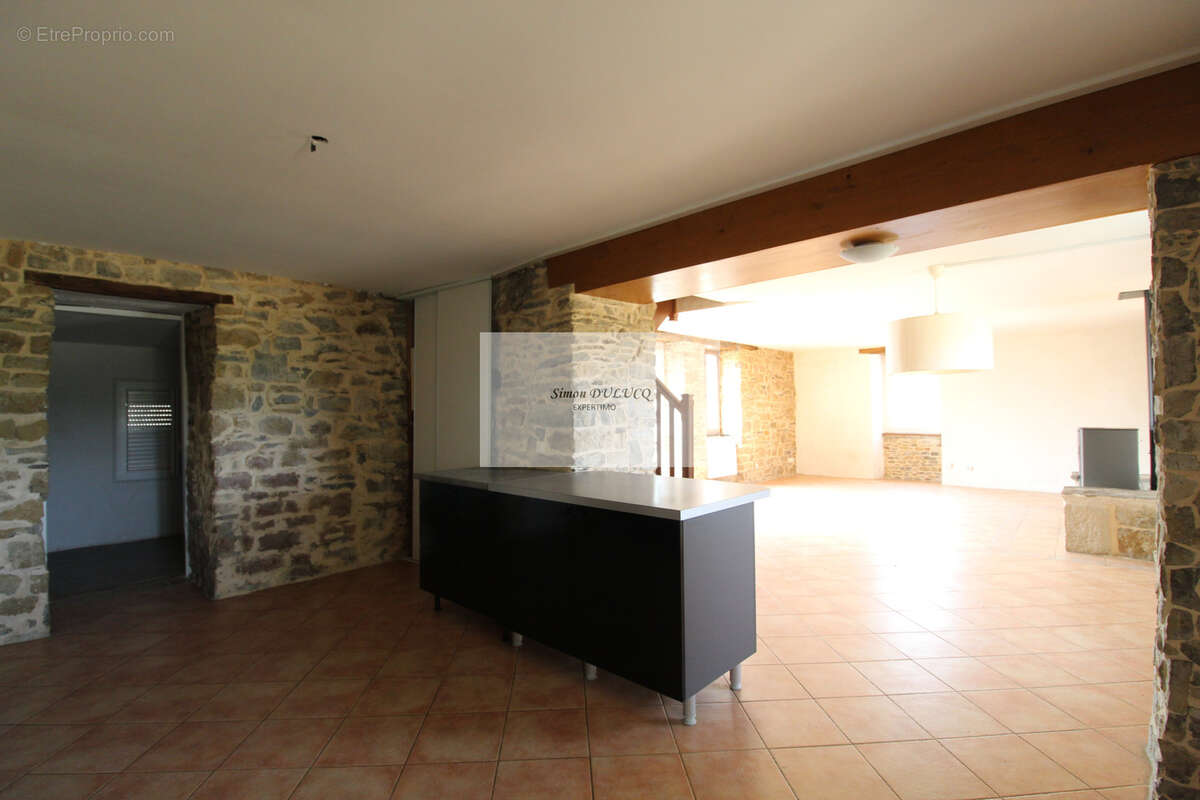Maison 170 m2 scindee en 2 logements avec cour et cave - photo 9