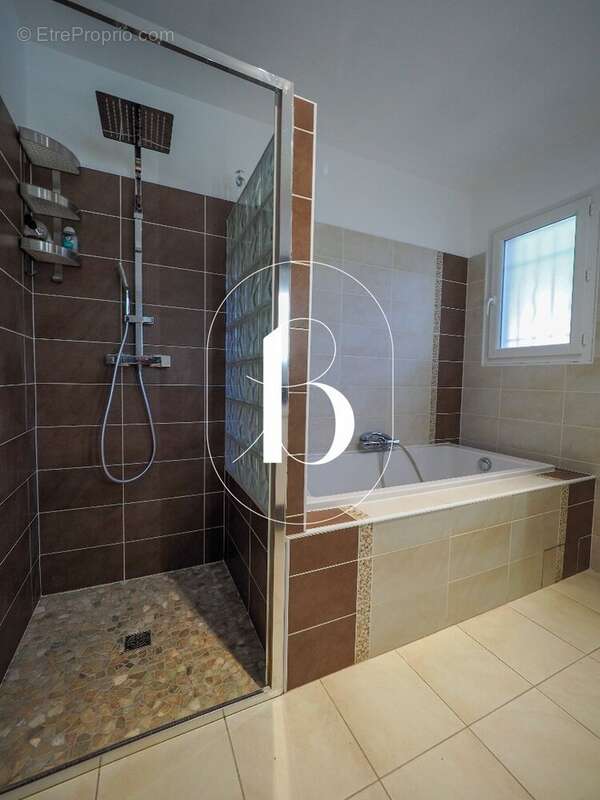 Maison à LA ROQUE-SUR-CEZE