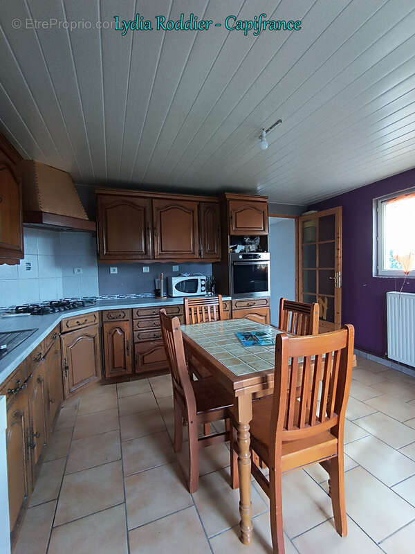 Maison avec 4 chambres – terrain clôturé – deux terrasses - PUY GUILLAUME (63290) - photo 3