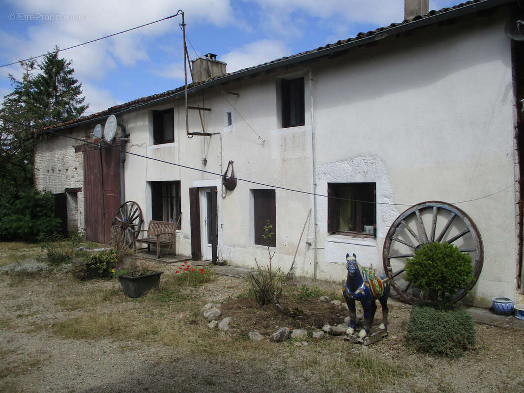 Ensemble immobilier de deux maisons. - photo 53