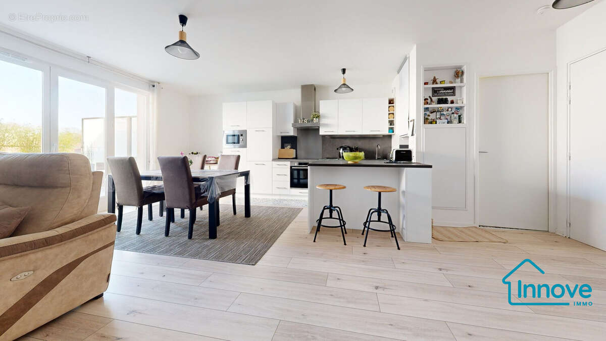 Appartement à THIVERVAL-GRIGNON