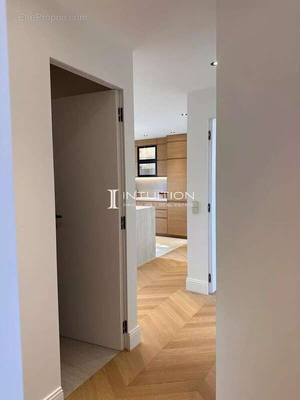 Saint Laurent du Var : 3 pièces entièrement rénové au dernier étage avec garage - photo 15