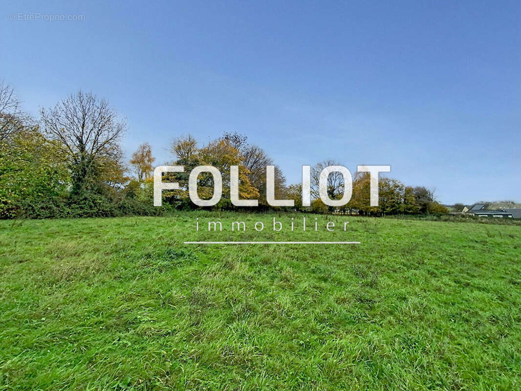 Terrain à CURCY-SUR-ORNE