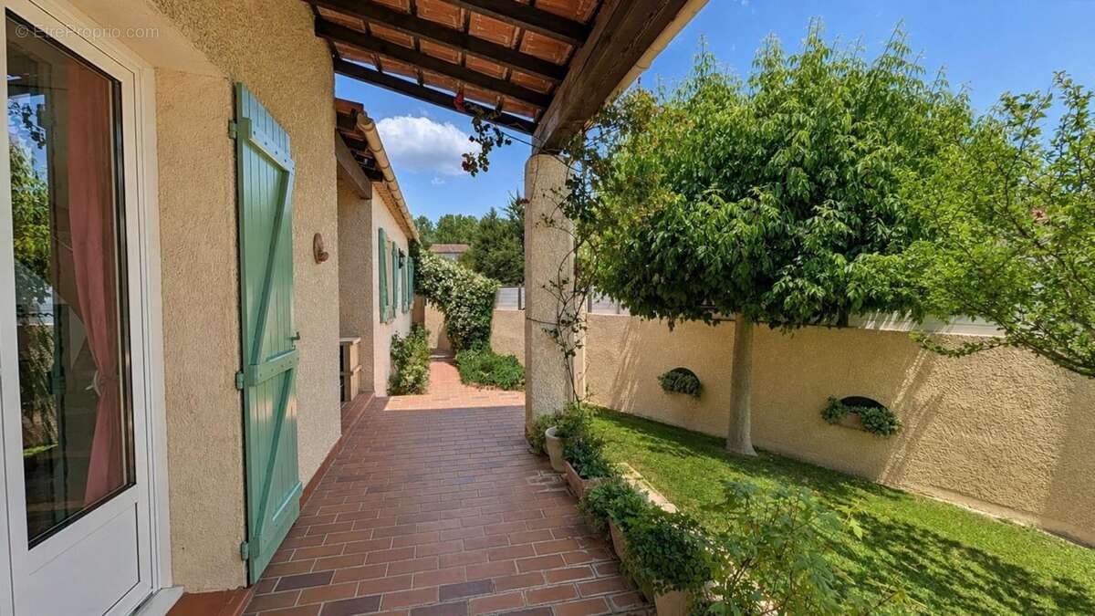 EYGUIÈRES (13)  Belle maison familiale de 165 m² avec piscine, 5 chambres, proche du centre village - photo 5