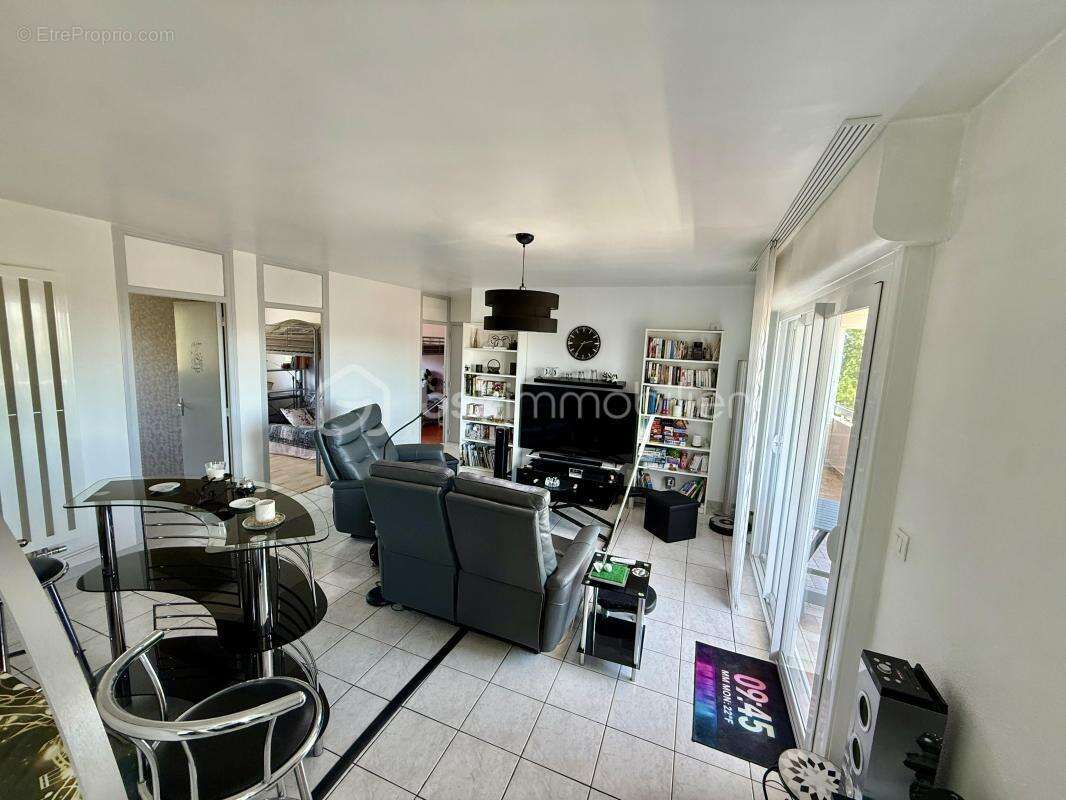 Appartement lumineux cinq pièces avec balcon, garage et cave - ROYAN à 10 minutes à pied de la plage de Pontaillac et du pigeonn - photo 9