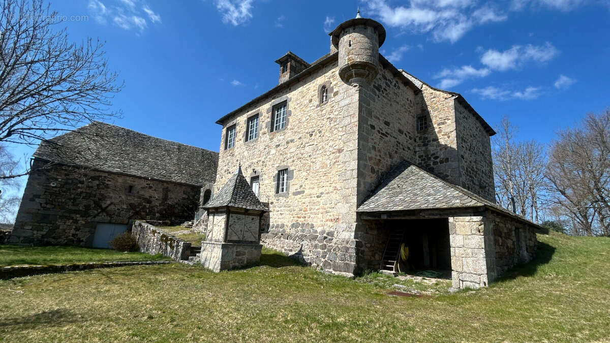 Manoir du XIVe siècle : Un balcon sur l'Aubrac et les Monts du Cantal - photo 2