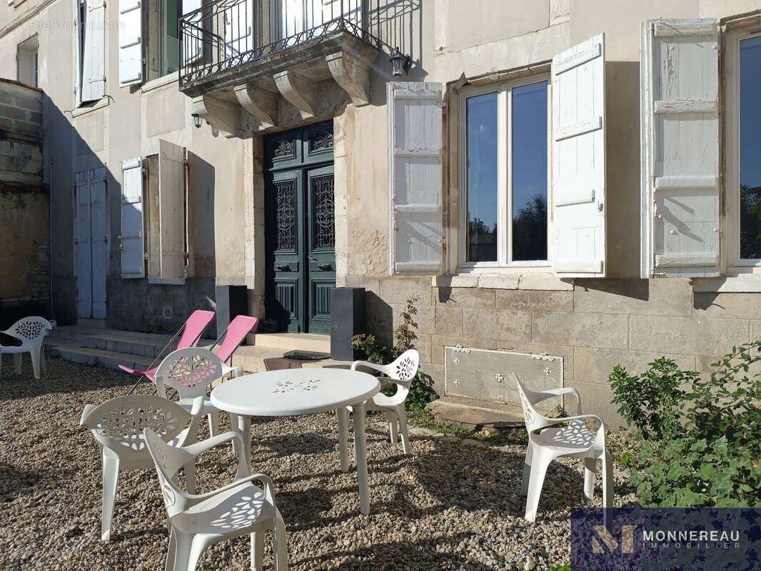 Maison à BARBEZIEUX-SAINT-HILAIRE