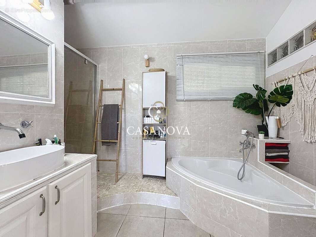 Proche de Gignac Deux habitations, appartement indépendant, deux piscines dans un cadre privilégié. - photo 8