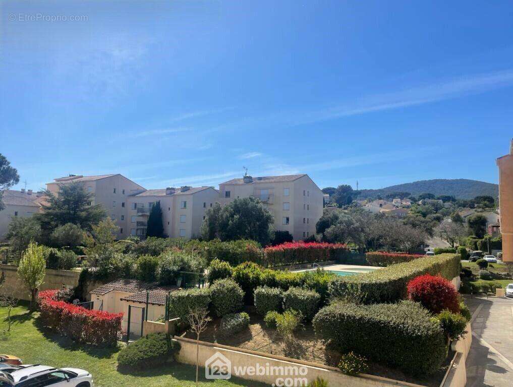 Vue dégagée sur un environnement verdoyant, sans vis-à-vis, pour une vraie sensation d?espace et de tranquillité. - Appartement à SAINTE-MAXIME