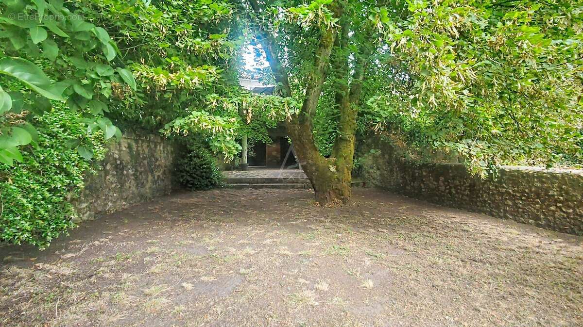 Maison de ville de 312 m² au cur de Roquefort avec jardin, piscine et garage - photo 18