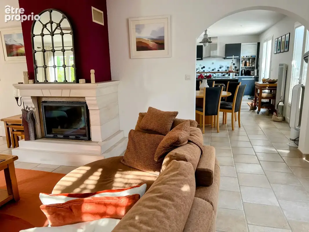 Maison Familiale Indépendante avec Piscine et Jardins, à Proximité du Centre Ville - photo 5