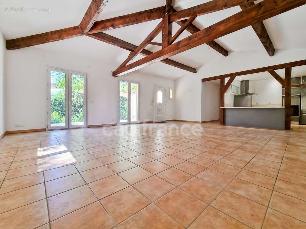 Villa de plain-pied de 156m² avec 6 pièces + une dépendance - Terrain arboré de 1400m² avec Piscine - (34160) - photo 12