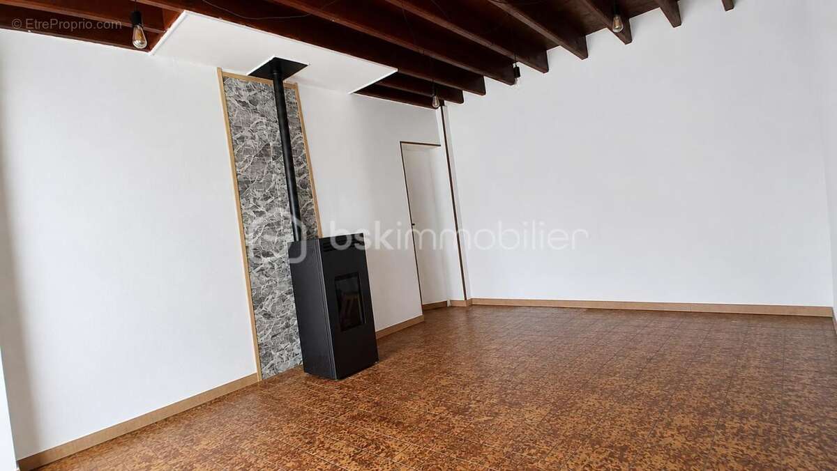 Maison de 71m² +(buanderie de 30m²+dependance de 70m² avec possibilite d'amenagement). terrain 703m² - photo 5