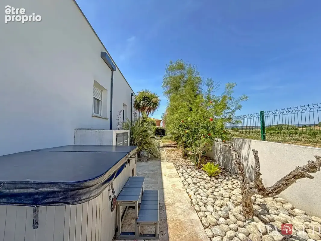 Villa contemporaine 2013, 195 m² de plain-pied sur 1 000 m² clos : 4 chambres, piscine au sel, cuisine d'été et un DPE A qui cha - photo 6
