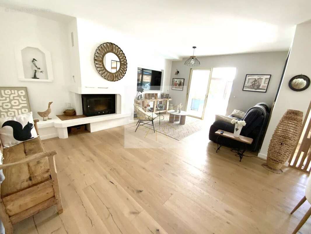 Maison à ROCHEMAURE