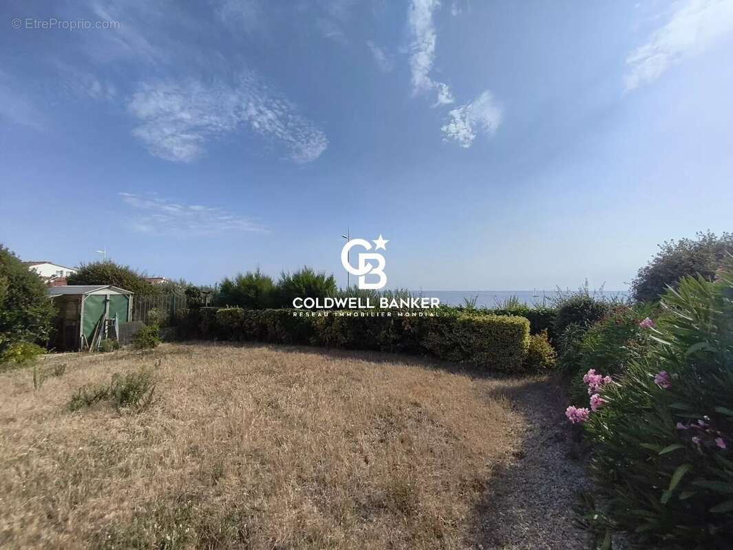 EXCLUSIVITÉ - Les Sables d'Olonne : Rare Terrain Face Mer de 2 300 m² avec Permis Purgé & Garages de 100 m² - photo 7