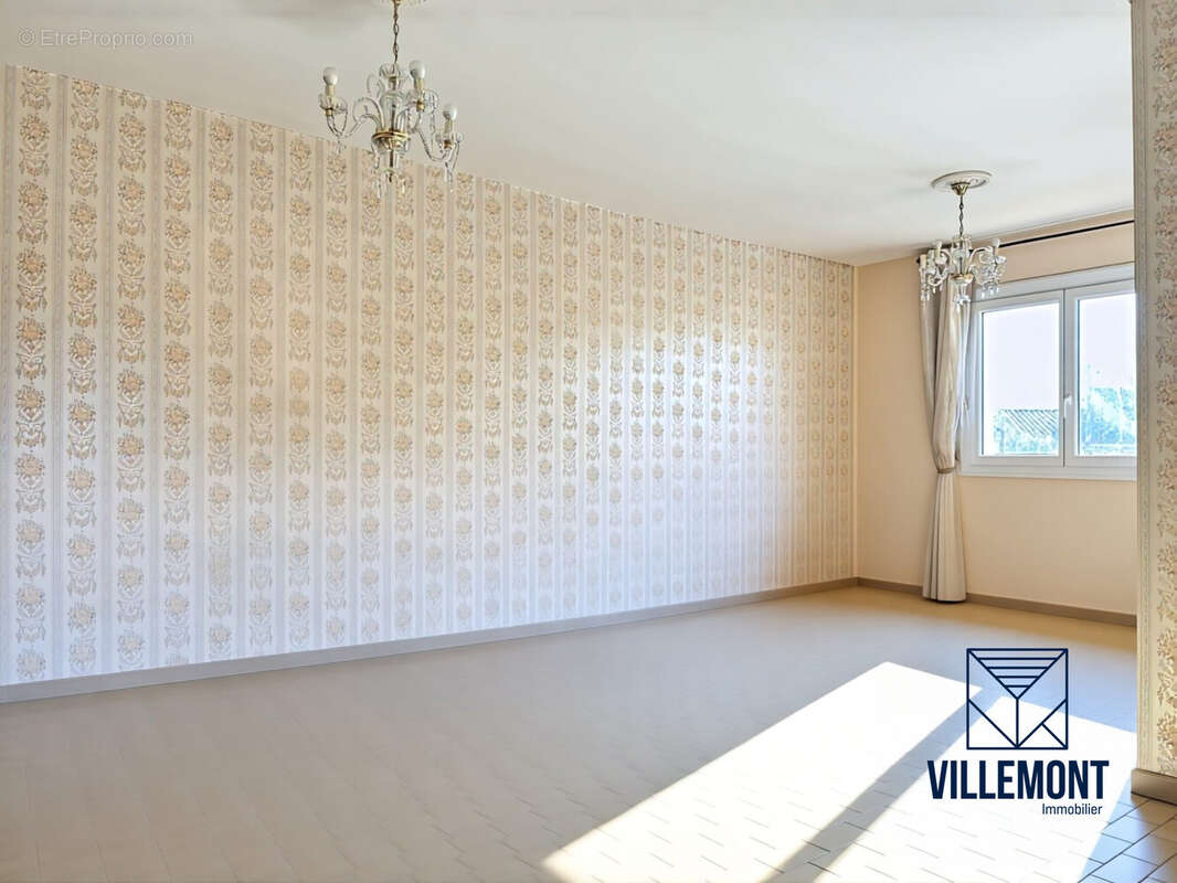 Salon vidé - projection IA - Maison à MILHAUD