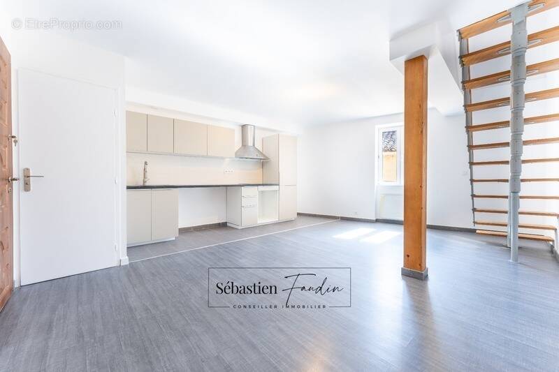 Appartement à SOLLIES-TOUCAS