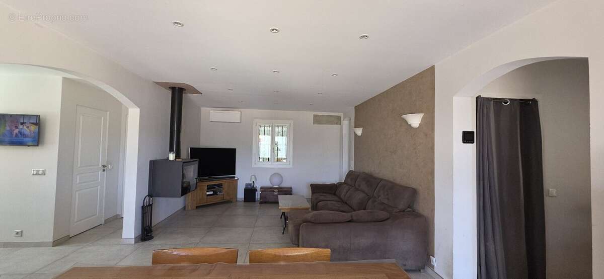 Maison à CHATEAUNEUF-VILLEVIEILLE