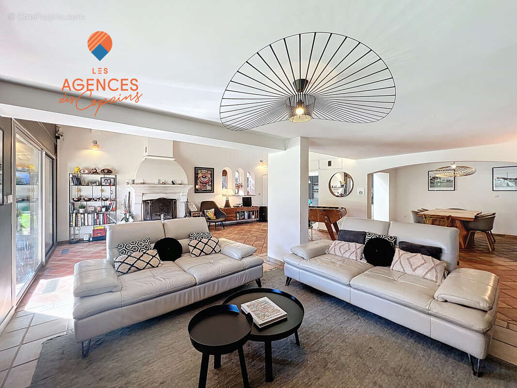 La seyne-sur-mer, janas, superbe villa d' architecte de 256 m2 sur terrain arbore de 3080 m2 - photo 4