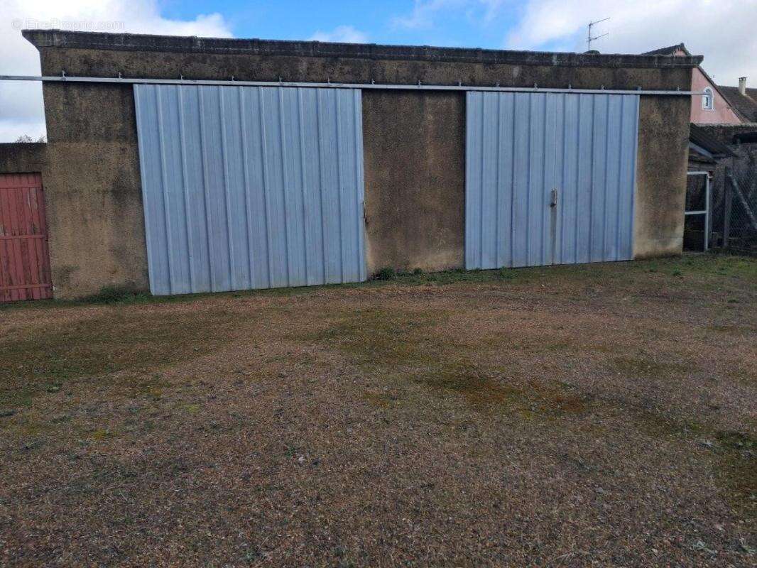 Maison de bourg sur 1000 m2 de terrain avec double garage indépendant - photo 7