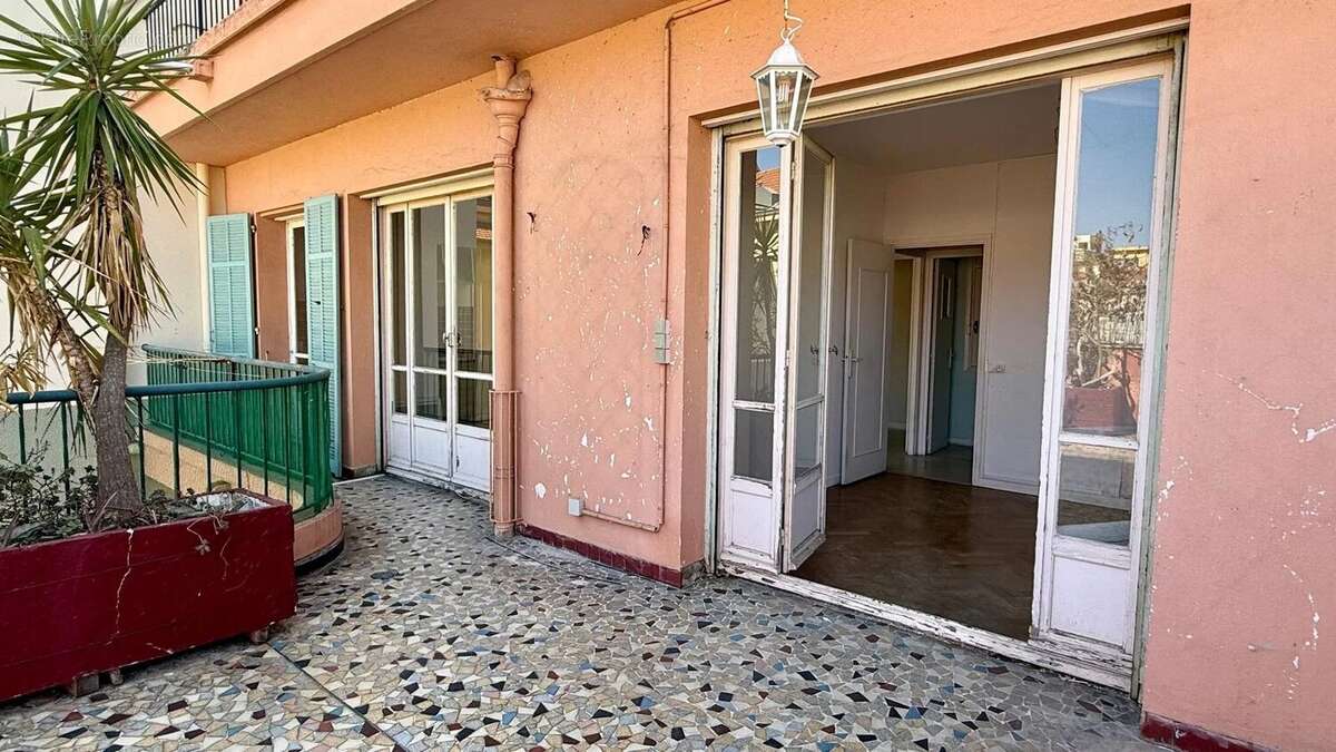 Rare sur le secteur ! T2 avec grande terrasse, à rénover - photo 3