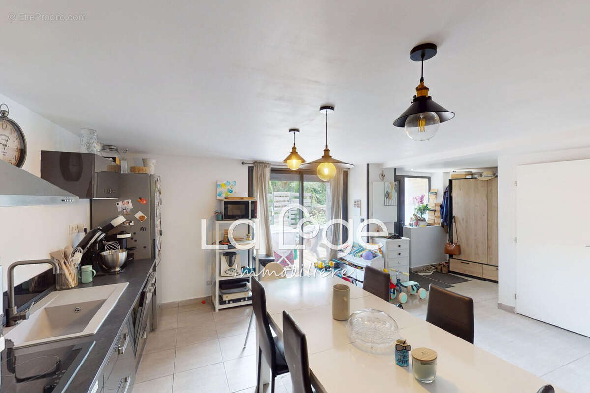 Maison 105 m² à Saint-Laurent-Du-Cros  - photo 4