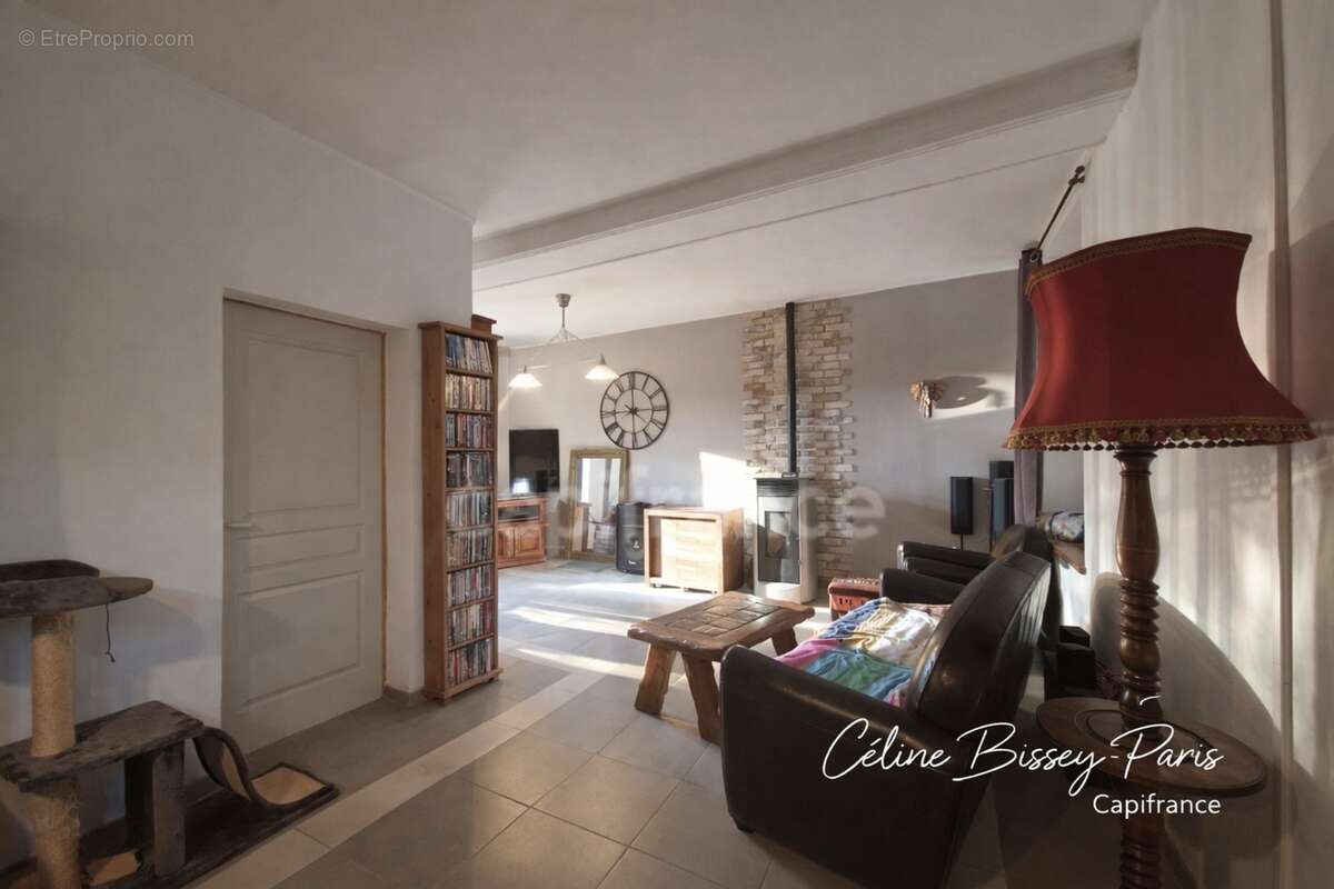 Ferme 4 pièces VILLECHETIVE (89), Plein pied, 2 chambres, cour, jardin, nombreuses dépendances, garage 2 voitures, Comble aménag - photo 2