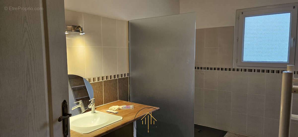 Maison à MONTMOREAU-SAINT-CYBARD