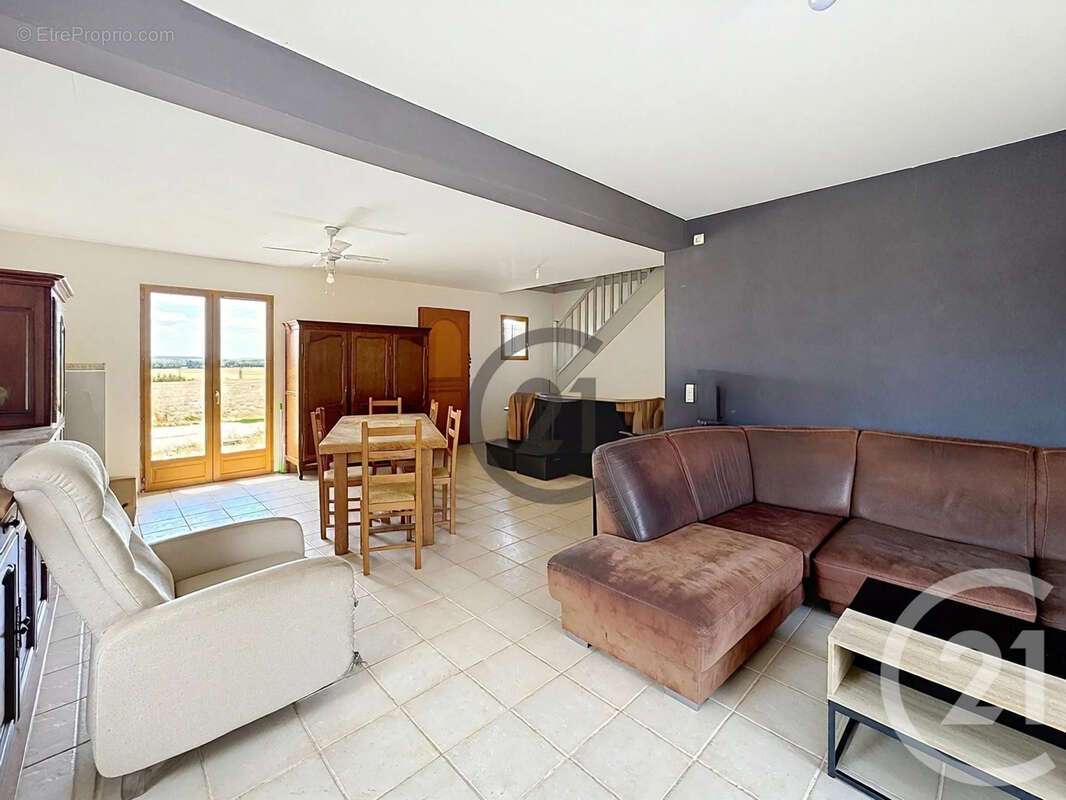 Maison 116 m² à Vinneuf  - photo 2
