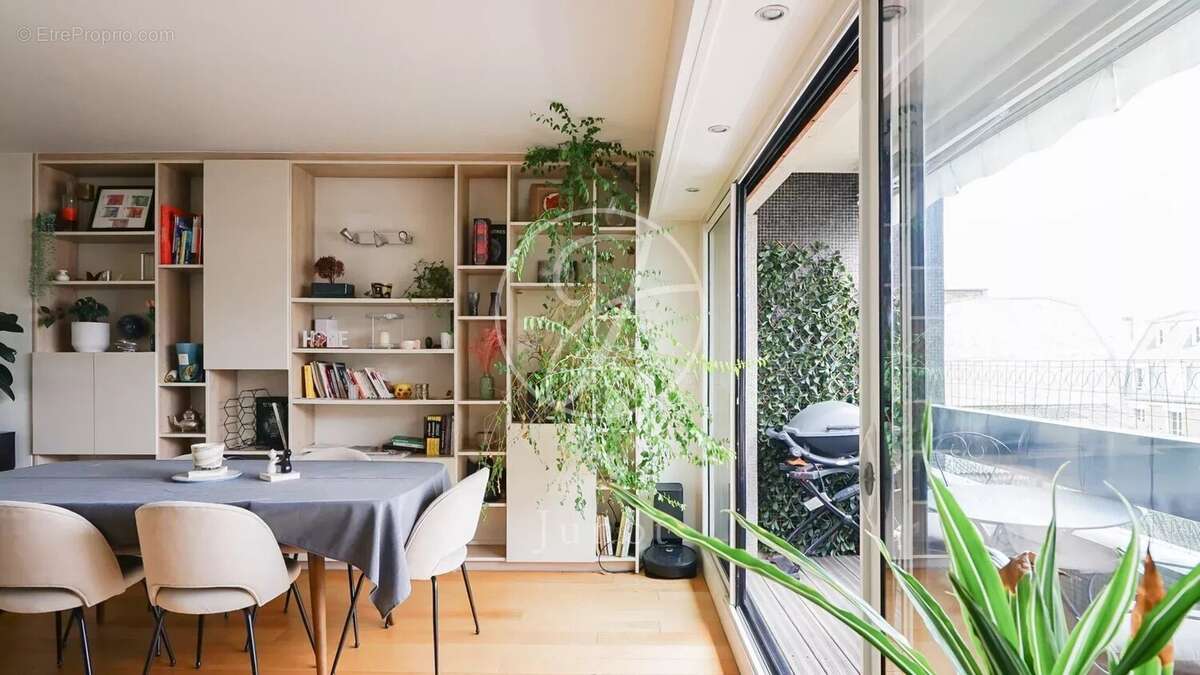 Appartement à PARIS-16E