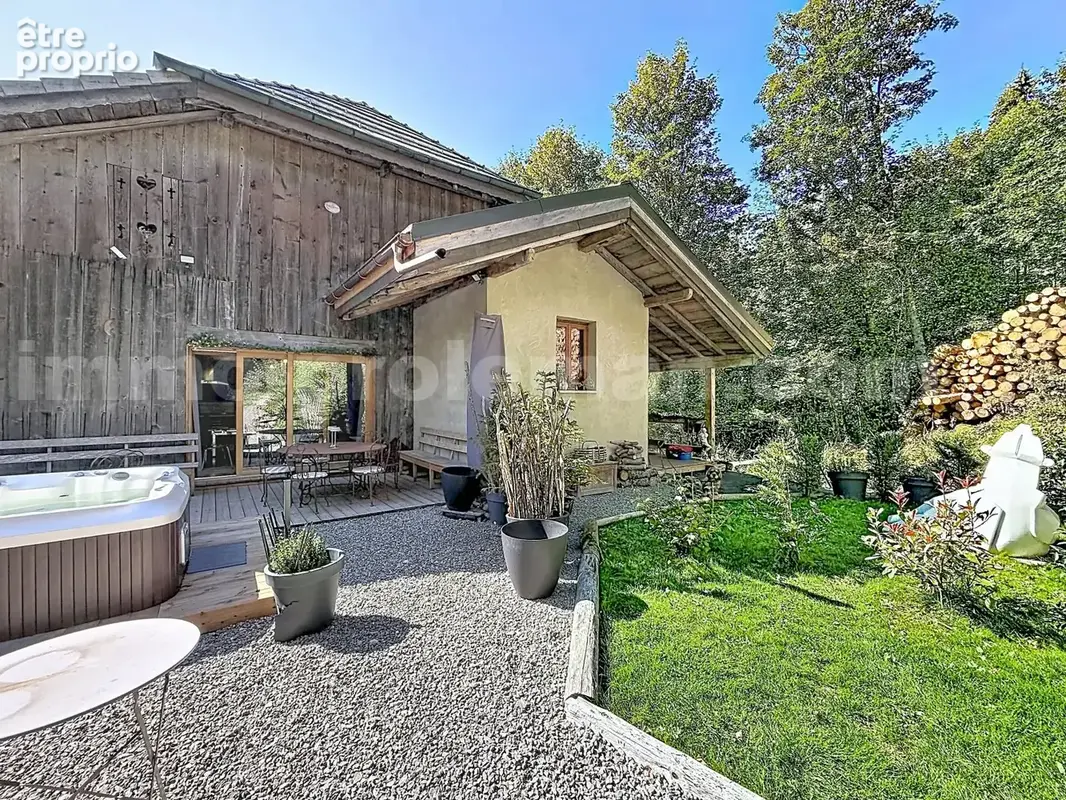 Appartement_T5_Araches_la_frasse_les_carroz_terrasse_balcon_belle_superficie_proche_prox_frontière_Suisse_direction_GENEVE_autoroutes_investissement_locatif_vente_vue_séjour_cuisine_ouverte_calme_nature